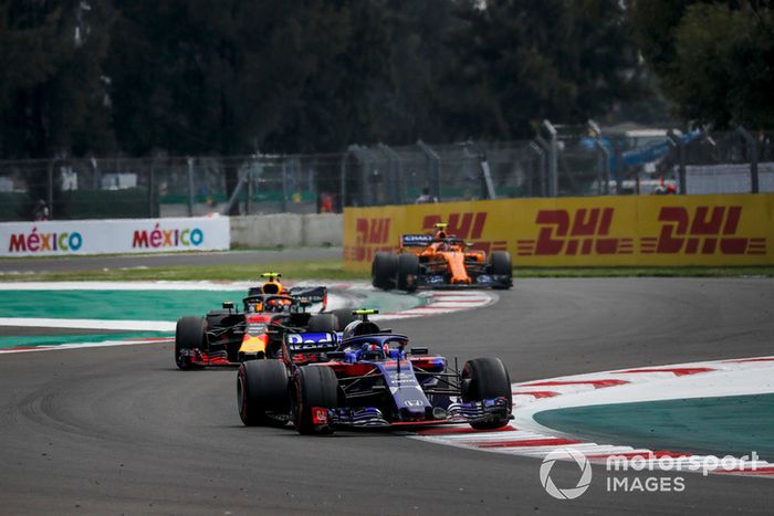 Pierre Gasly, Scuderia Toro Rosso STR13, Max Verstappen, Red Bull Racing RB14 y Stoffel Vandoorne, McLaren MCL33 battle 
