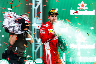 Sebastian Vettel, Ferrari, 2° classificato, spruzza lo Champagne sul podio