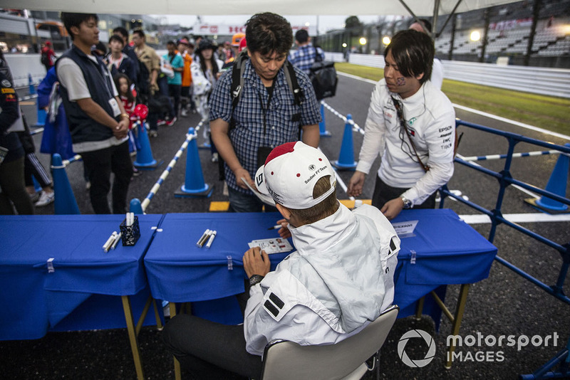 Marcus Ericsson, Sauber signs autographs for fans