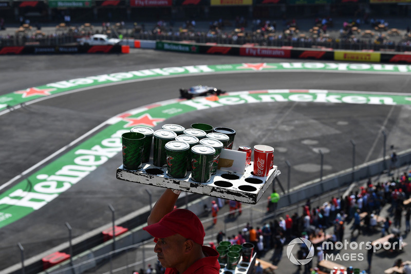 Venditori di birra e una Mercedes-AMG F1 W09