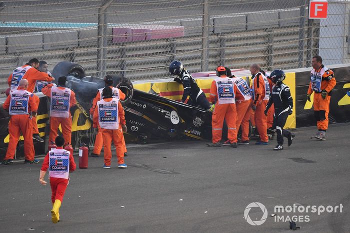El equipo médico asiste a Nico Hulkenberg, Renault Sport F1 Team R.S. 18 después de estrellarse y volcar en la primera vuelta