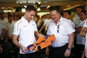 Zak Brown, directeur exécutif McLaren Racing présente un cadeau à Stoffel Vandoorne, McLaren