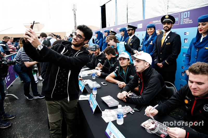A fan takes a selfie with Sébastien Buemi, Nissan e.Dams at the autograph session