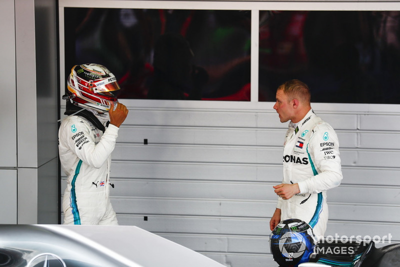 Le vainqueur, Lewis Hamilton, Mercedes AMG F1, félicite Valtteri Bottas, Mercedes AMG F1