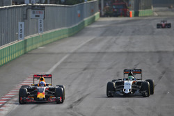 Daniel Ricciardo, Red Bull Racing RB12 en Nico Hulkenberg, Sahara Force India F1 VJM09