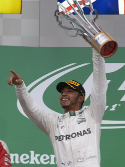 Переможець гонки Льюїс Хемілтон, Mercedes AMG F1 святкує на подіумі