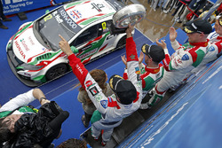 Подиум: победитель - Роб Хафф, Honda Racing Team JAS, Honda Civic WTCC, второе место - Норберт Михел