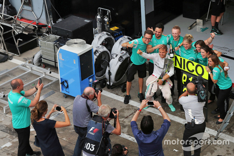 Ganador, Nico Rosberg, Mercedes AMG F1 celebra con el equipo
