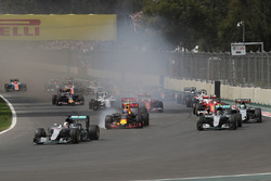 Lewis Hamilton, Mercedes AMG F1 W07 Hybrid devant Max Verstappen, Red Bull Racing RB12 et Nico Rosberg, Mercedes AMG F1 W07 Hybrid