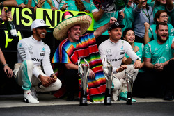 Переможець Льюіс Хемілтон, Ніко Росберг, Mercedes AMG F1 святкують з командою