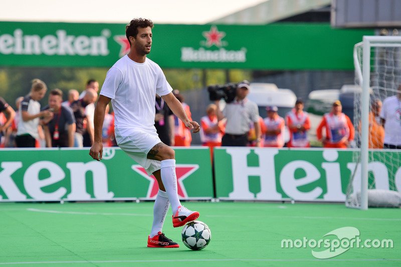 Daniel Ricciardo, Red Bull Racing, futbol maçında