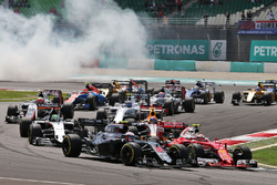 Jenson Button, McLaren MP4-31 et Kimi Raikkonen, Ferrari SF16-H au départ