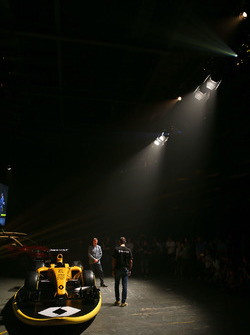 Cyril Abiteboul, Renault Sport F1 Director con David Croft, comentarista de Sky Sports