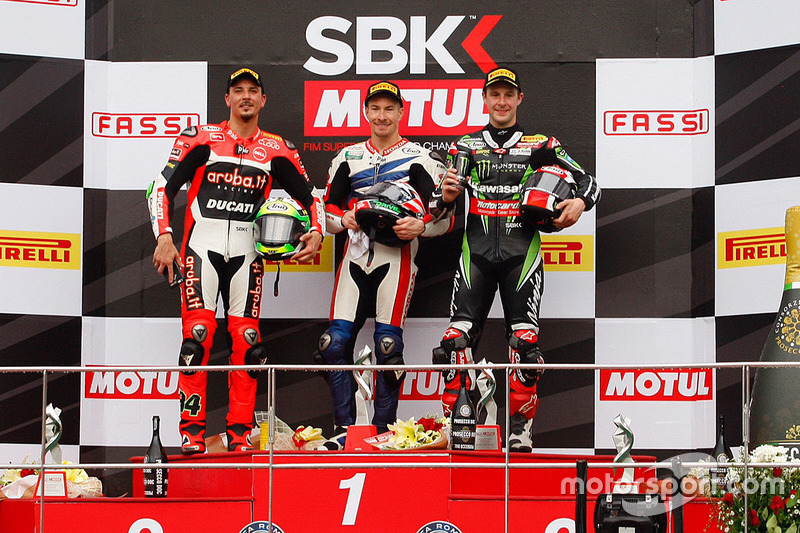 Podio: ganador de la carrera Nicky Hayden, Honda WSBK Team, segundo lugar Davide Giugliano, Ducati Team, tercer lugar Jonathan Rea, Kawasaki Racing