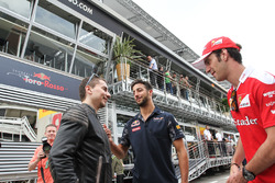 Jorge Lorenzo, pilote MotoGP, avec Daniel Ricciardo, Red Bull Racing, et Jean-Eric Vergne, pilote d'essais et de développement Ferrari