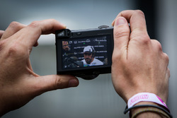 Fernando Alonso, McLaren a través de una pantalla de cámara