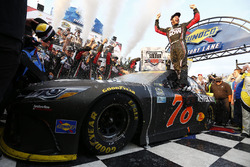 ganador, Martin Truex Jr., Furniture Row Racing Toyota