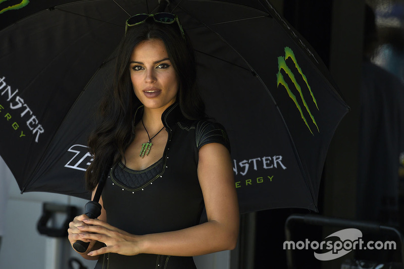 Hermosa chica de Monster Energy