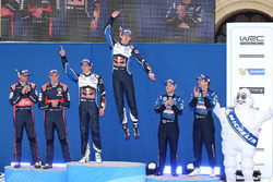 Podio: i vincitori Sébastien Ogier, Julien Ingrassia, Volkswagen Motorsport, secondi Hayden Paddon,