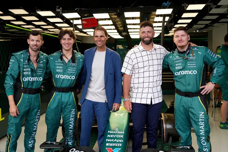 Rafael Nadal en Jon Rahm brengen een bezoek aan de garage van het Aston Martin F1 Team.