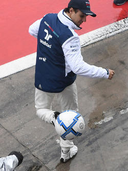 Felipe Massa, Williams plays football in pit lane