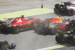 Кімі Райкконен, Ferrari SF70H, Макс Ферстаппен, Red Bull Racing RB13 і решта на старті
