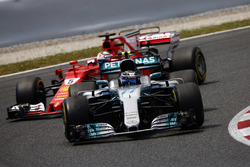 Valtteri Bottas, Mercedes AMG F1 W08; Sebastian Vettel, Ferrari SF70H