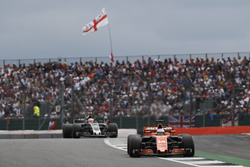 Fernando Alonso, McLaren MCL32, Kevin Magnussen, Haas F1 Team VF-17