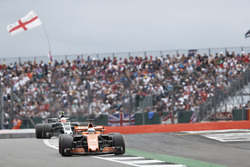 Fernando Alonso, McLaren MCL32, Kevin Magnussen, Haas F1 Team VF-17