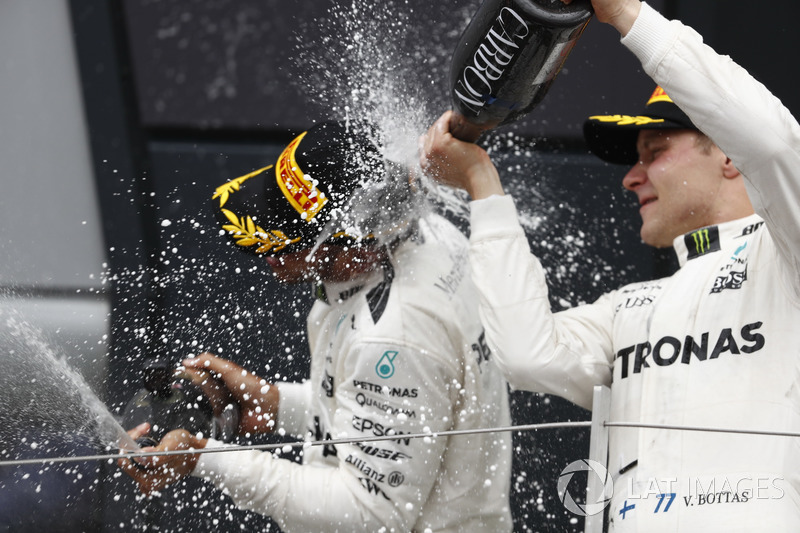Podio: segundo lugar Valtteri Bottas, Mercedes AMG F1, ganador de la carrera Lewis Hamilton, Mercedes AMG F1