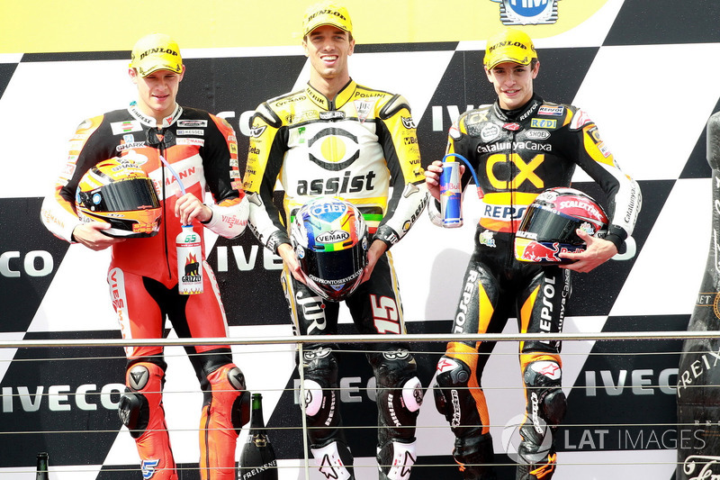 Podio: segundo lugar Stefan Bradl, ganador de la carrera Alex De Angelis, tercer lugar Marc Márquez