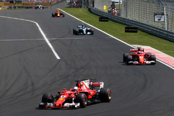 Старт гонки: лидируют Себастьян Феттель и Кими Райкконен, Ferrari SF70H