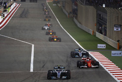 Valtteri Bottas, Mercedes AMG F1 W08, lidera a Sebastian Vettel, Ferrari SF70H, y Lewis Hamilton, Me