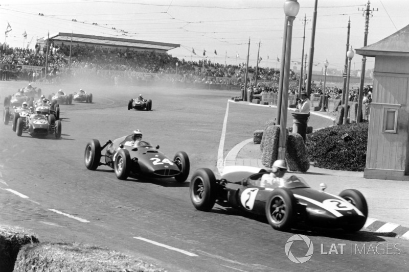 Jack Brabham, Cooper T53-Climax, lidera a Dan Gurney, BRM P48, John Surtees, Lotus 18-Climax y Stirl