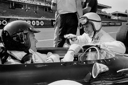 Dan Gurney, Eagle AAR104 Weslake, discute dans l'allée des stands avec Bruce McLaren, Eagle AAR102 Weslake