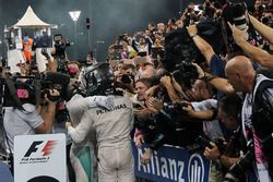 Ganador, Lewis Hamilton, Mercedes AMG F1 celebra con  Nico Rosberg, Mercedes AMG F1 en parc ferme
