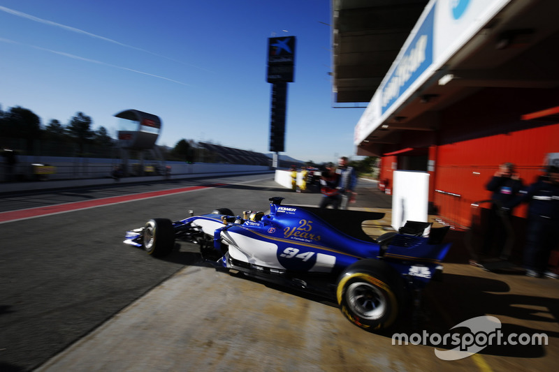 Pascal Wehrlein, Sauber C36, leaves the pits