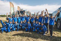 Le vainqueur Eduard Nikolaev, Kamaz Master fête sa victoire avec l'équipe