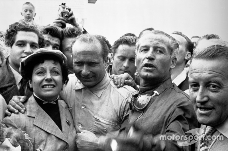 Yarış galibi Juan Manuel Fangio ve eşi ve Karl Kling, Mercedes