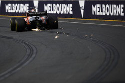 Fernando Alonso, McLaren MCL32, mit Funkenflug