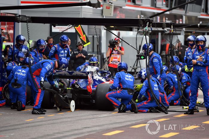 Pierre Gasly, Scuderia Toro Rosso STR13, pit stop