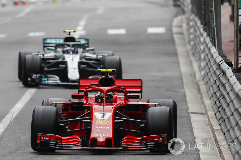 Kimi Raikkonen, Ferrari SF71H, y Valtteri Bottas, Mercedes AMG F1 W09
