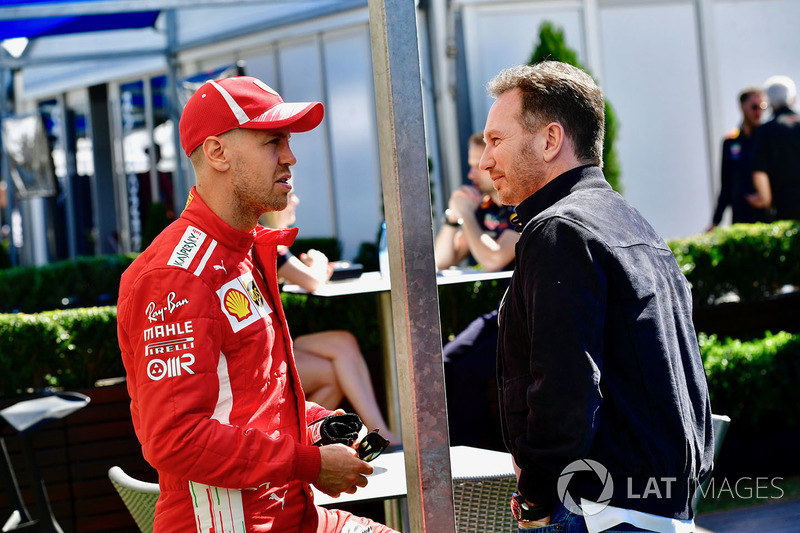 Sebastian Vettel, Ferrari habla con Christian Horner, Red Bull Racing Team Principal