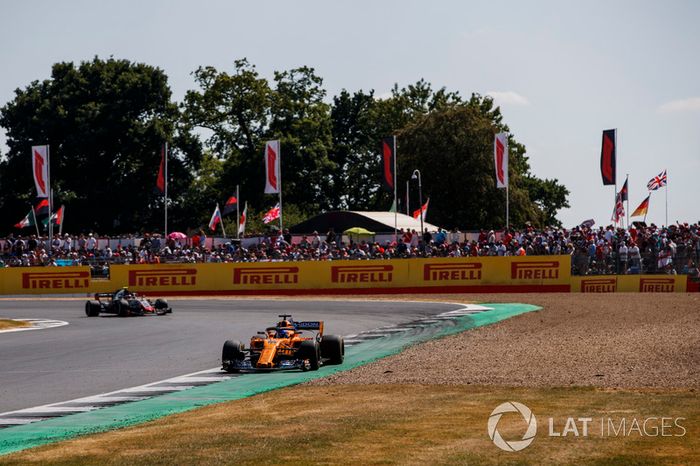 Fernando Alonso, McLaren MCL33, y Kevin Magnussen, Haas F1 Team VF-18