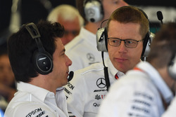Toto Wolff, Mercedes AMG F1 Direktörü ve Andy Cowell, Direktör, Mercedes AMG High Performance Powertrains