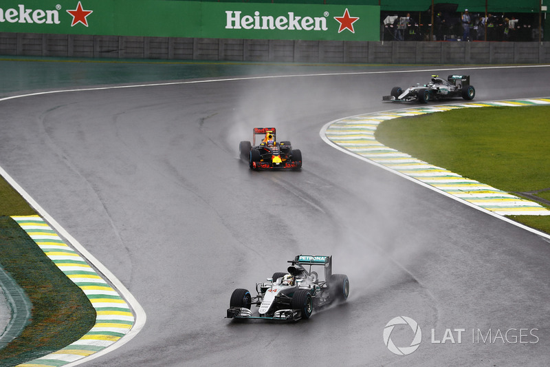 Lewis Hamilton, Mercedes F1 W07 Hybrid devant Max Verstappen, Red Bull Racing RB12 et Nico Rosberg, Mercedes F1 W07 Hybrid