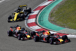 Max Verstappen, Red Bull Racing RB14 leads Daniel Ricciardo, Red Bull Racing RB14 and Nico Hulkenberg, Renault Sport F1 Team R.S. 18
