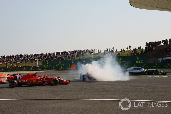 Porém, tudo virou para ele com o choque entre o holandês e Vettel. Hamilton terminou em quinto, ainda atrás de Verstappen, mas ao menos conseguiu descontar preciosos pontos para o rival da Ferrari.