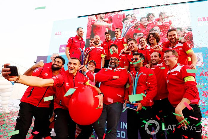 Ganador de la carrera Felix Rosenqvist, Mahindra Racing, Dilbagh Gill, CEO, director del equipo Mahindra Racing, celebran con el equipo