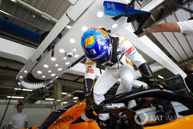Fernando Alonso, McLaren MCL33, enters his cockpit